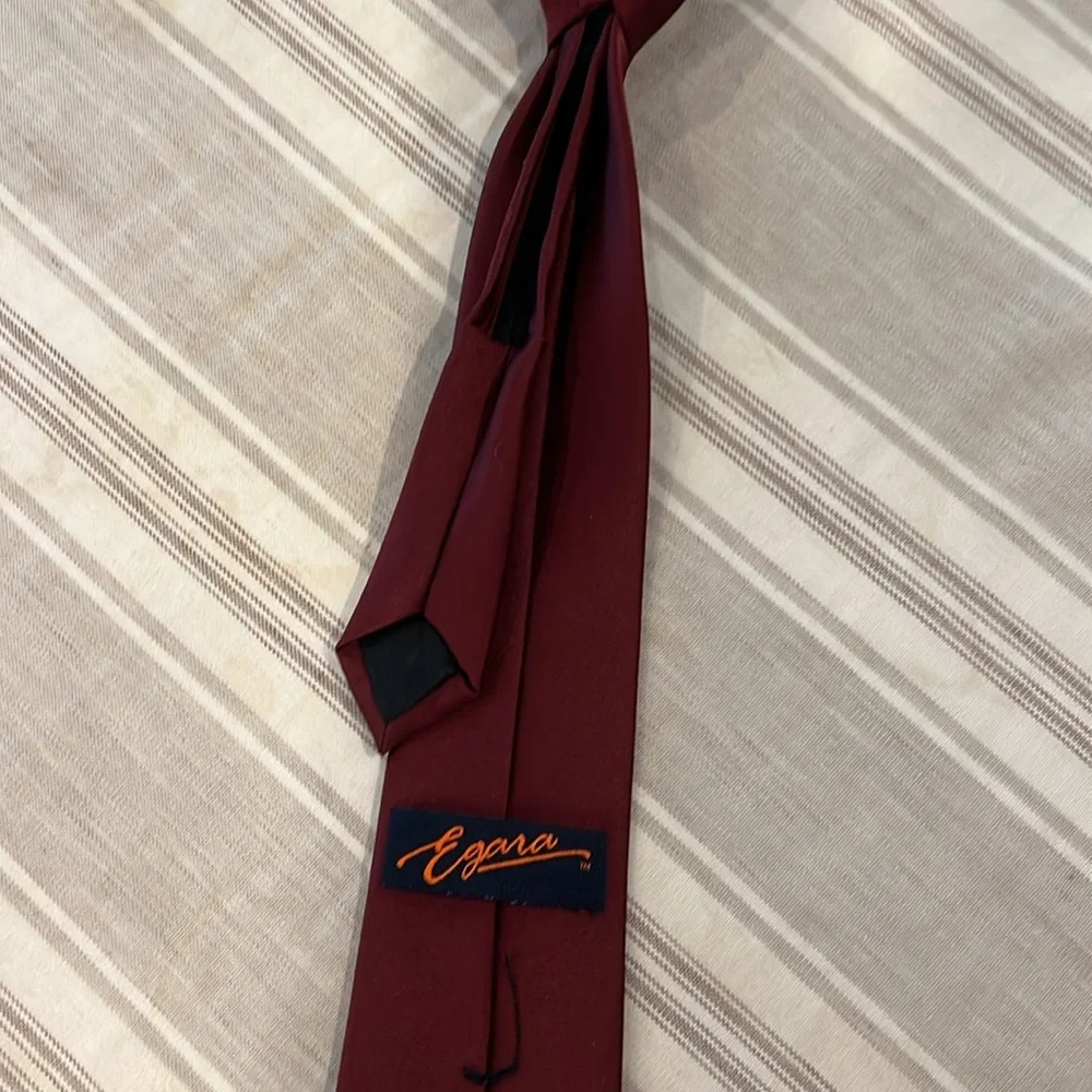 Egara zip tie maroon. Great condition